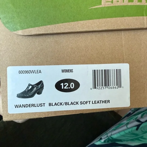 Earth Women's Black Leather Cutout Pumps. - Picture 6 of 6